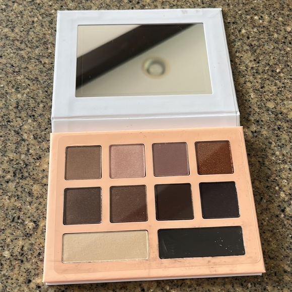 Honest Beauty Get It Together Eyeshadow Palette with 10 Pigment-Rich Shades - Picture 3 of 6